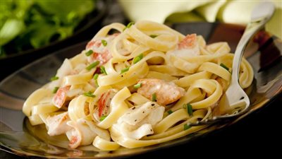 باستا بالسلمون والكريمة.. غنية بالبروتينات 