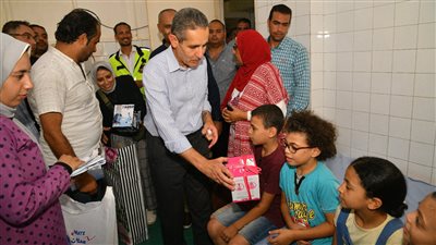 محافظ الغربية يوزع هدايا الرئيس علي عمال المحلة 