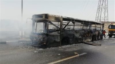 المعمل الجنائي يُعاين حريق 3 أتوبيسات فى جراج مدرسة دولية بالسلام