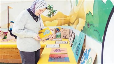 «إيمان» فتاة عشرينية عشقت الرسم على الخشب وتدوير المخلفات