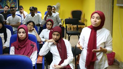 نائب محافظ قنا يُحذر طلاب جنوب الوادي من إدمان وسائل التواصل