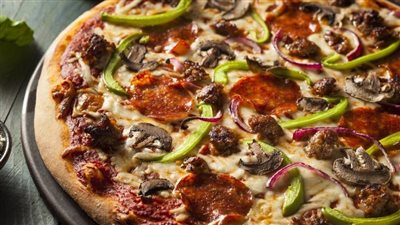 أسهل طريقة لعمل بيتزا بالسجق واللحم المفروم