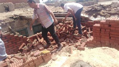 إزالة حالتين تعد على أملاك الدولة بقرية كفربولين بكوم حماده