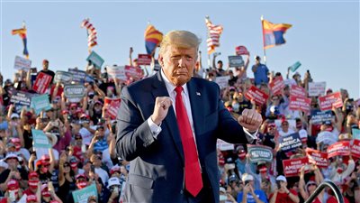 ترامب يرقص أمام مؤيديه ويصف الاتهامات الموجهة ضده بروث البقر.. شاهد