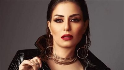 منة فضالي بفستان أحمر وخلخال على حمام السباحة (صور) 