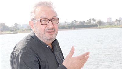 ناقد فني يكشف كيف شكلت طفولة نور الشريف ملامح حياته الفنية؟ (فيديو)