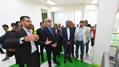 وزير الإسكان يتفقد محطة معالجة الصرف الصحي 