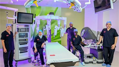 أطباء يجرون جراحات بدقة عالية باستخدام الروبوت لمرضى الكبد والقولون والمستقيم 