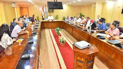 محافظ أسيوط يلتقى مسئولى مبادرة