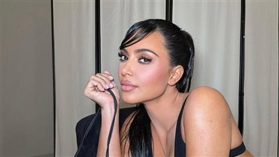 كيم كارداشيان تعتمد احدث صيحات موضة الأحذية 