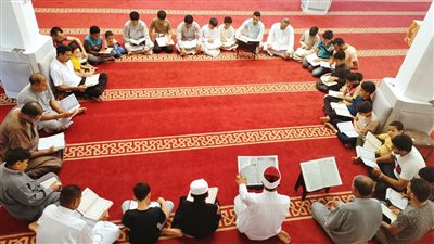 أئمة الأوقاف يقودون حلقات تحفيظ القرآن الكريم حول العالم