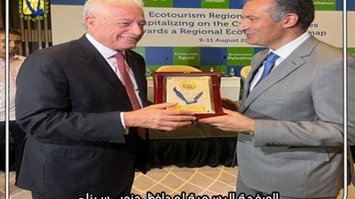 محافظ جنوب سيناء يهدى درع المحافظة لرئيس منطقة العقبة 
