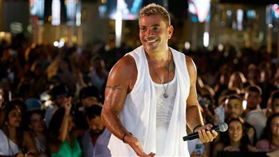 عمرو دياب يلتقي جمهوره بالساحل الشمالي.. الليلة