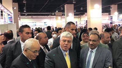 وزير التعليم العالي يتفقد جناح جامعة طيبة التكنولوجية بمعرض أخبار اليوم 