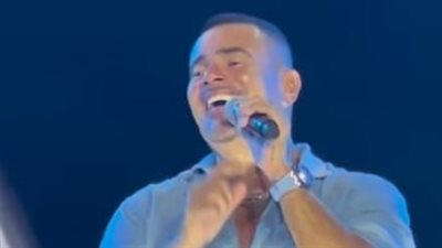 عمرو دياب في مارينا|حشد جماهيري وساعات غناء طويلة (صور)