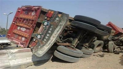 مصرع واصابة 3 أشخاص إثر انقلاب سيارة نقل