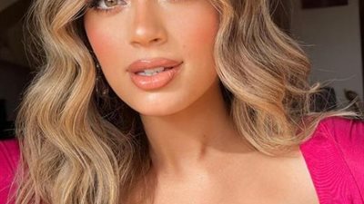 ليلى أحمد زاهر تسير على خطى عارضات الأزياء بفستان لافت