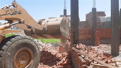  إزالة التعديات على الأراضي بقرية مير بالقوصية