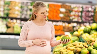 تأثير أكل المانجو على الحوامل والجنين أثناء الحمل.. ممنوعة في هذه الحالة