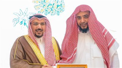 أمير القصيم يؤكد أهمية صناعة التمور ويكرم الجهات الداعمة لمهرجان بريدة