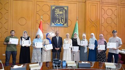 محافظ الإسماعيلية يُكرم أوائل الشهادة الثانوية الأزهرية 