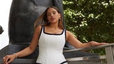 جنا عمرو دياب بظهر مكشوف في دير مسيحي