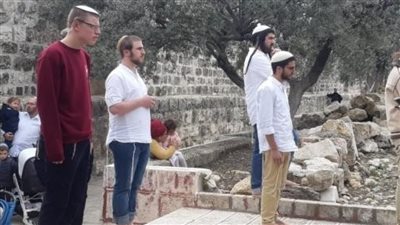 مستوطنون يختطفون فلسطينياً بعد الاعتداء عليه في الخليل