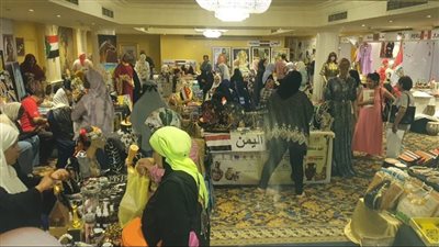 وزير التنمية المحلية يتابع فعاليات اليوم الثاني لمعرض الحرف التراثية