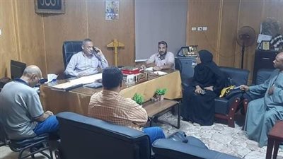 رئيس مجلس مدينة قنا يستقبل عددًا من المواطنين لبحث شكواهم