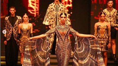 مايكل سينكو يقدم أحدث تصميمه من وحي الحضارة الفرعونية في عرضه الأول بمهرجان العلمين