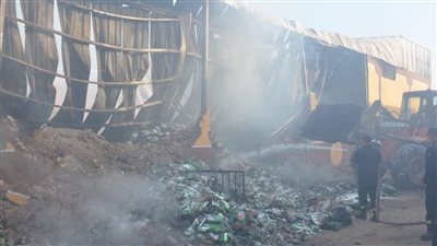 6 سيارات إطفاء للسيطرة على حريق مخزن مواد غذائية بالخانكة| صور