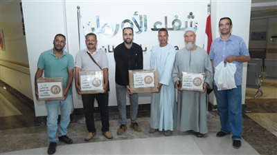 في لفتة إنسانية.. مربو النحل بالصعيد يهدون محاربي السرطان بمستشفى «اورام الاقصر» كميات من العسل