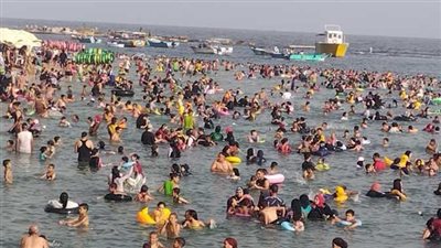 شواطيء الإسكندرية ترفع الرايات الحمراء وتمنع  المصطافين من نزول البحر (تفاصيل) 