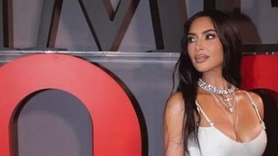 كيم كارداشيان تبرز مفاتن جسدها بالاستريتش