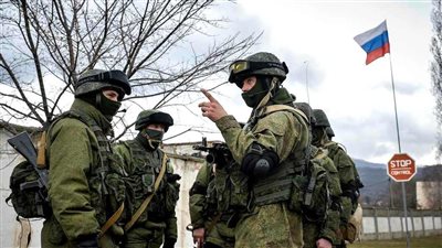 جنود روس يأسرون 6 مظليين أوكرانيين في جمهورية لوجانسك