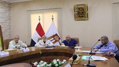 محافظ الوادي الجديد يوجه رؤساء المراكز بوضع خطة زمنية للانتهاء من تطوير المدارس