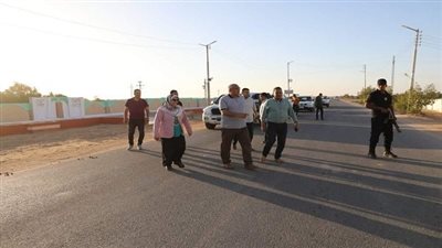 محافظ الوادي الجديد يتفقّد الممشى بقرية 