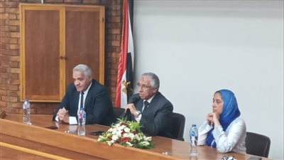 رئيس البحوث الزراعية يناقش مع الباحثين الأمن الغذائي و مواجهة التغيرات المناخية 