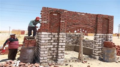 تستمر أعمال بناء محطة انتظار للمواطنين في جناح الجديدة بمركز الخارجة