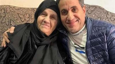 والدة أحمد شيبة ملامح طيبة ووجه بشوش.. الحزن يسيطر على الجميع