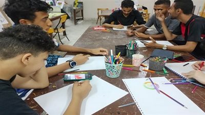 ثقافة المنيا تقيم ورشة فنية تعلم دمج الوان الخشب وأساسيات رسم بورتريه 