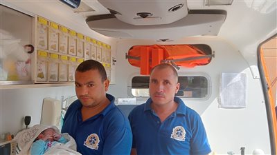 سائق ومسعف يساعدان سيدة على الولادة داخل سيارة إسعاف ببني سويف 