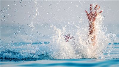 رياح وأمواج مرتفعة.. نصائح للمصطافين قبل نزول البحر تجنبًا للغرق