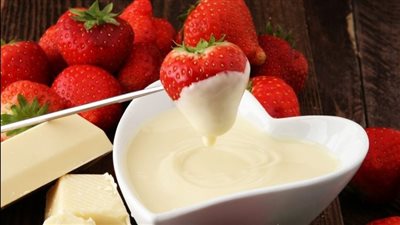 أسهل طريقة لعمل صوص الشوكولاتة البيضاء لتزيين الحلويات