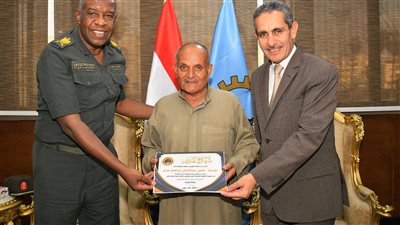 تكريم أكبر الحاصلين على شهادة محو الأمية بالغربية 