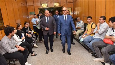رئيس جامعة أسيوط يتفقد مقر تنسيق الجامعة الأهلية بالمبنى الإداري