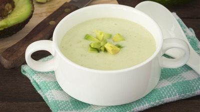 اصنعي شوربة الدجاج الصحية بالأفوكادو 