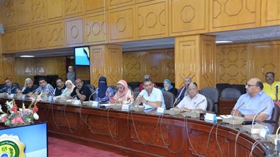 محافظ الإسماعيلية يناقش مقترحات خطة مشروعات رصف الطرق 