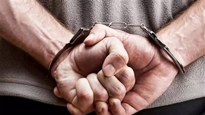 القبض على شخصين بحوزتهما حقيبة بداخلها خاتم مزور لشعار الجمهورية (تفاصيل)