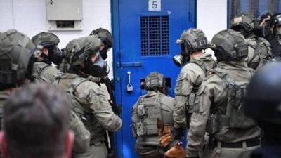 الاحتلال ينقل أسرى فلسطينيين من سجن النقب إلى جهة غير معلومة